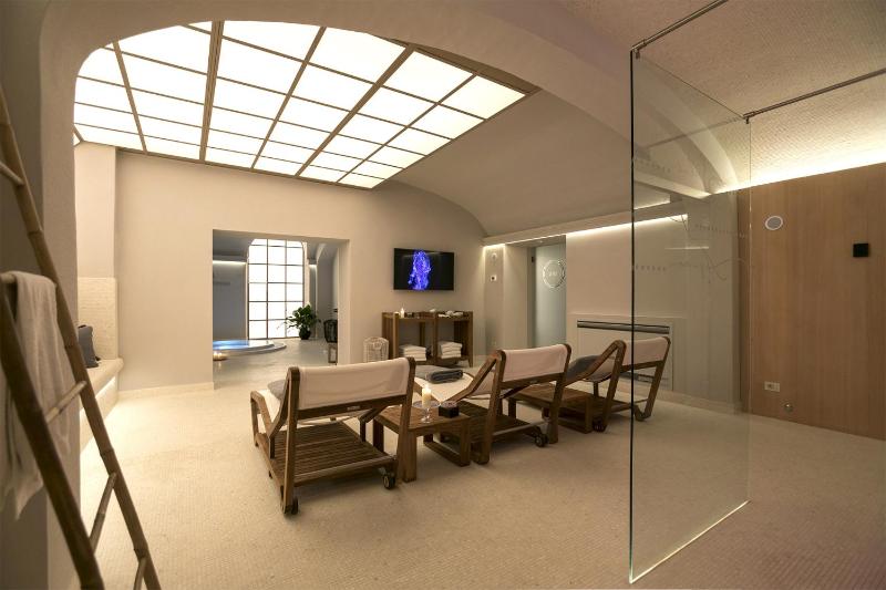 Junior Suite with Spa Access image 3