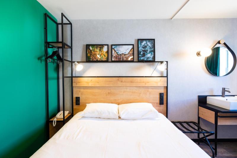 Standard Double Room image 4