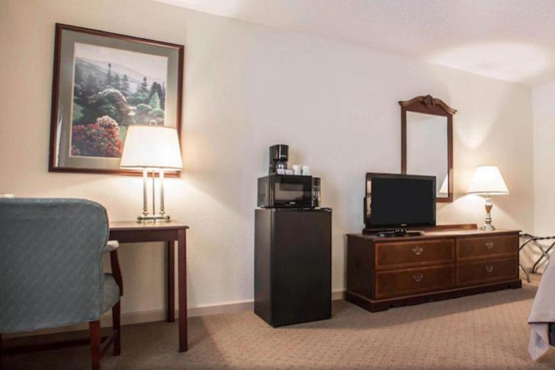 King Suite - Non-Smoking image 4