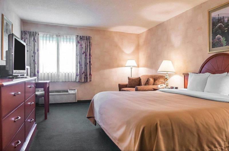 King Suite - Non-Smoking image 3