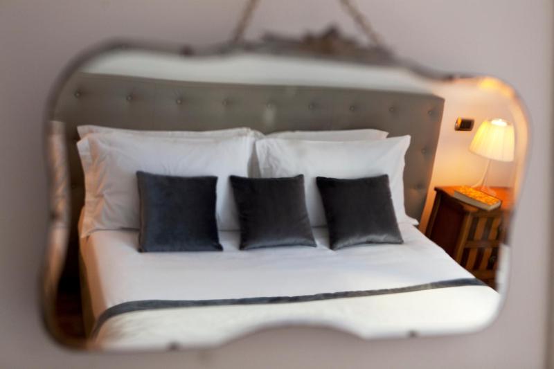 Standard Double Room image 4