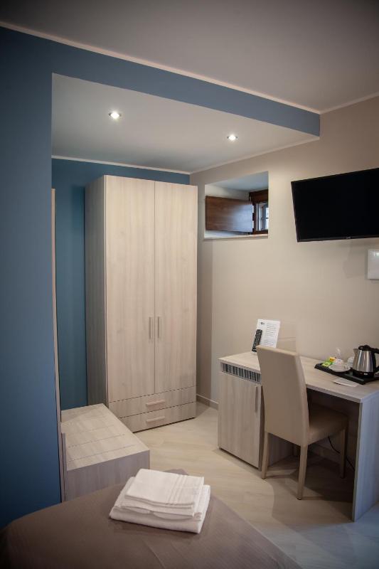 Twin Room image 4