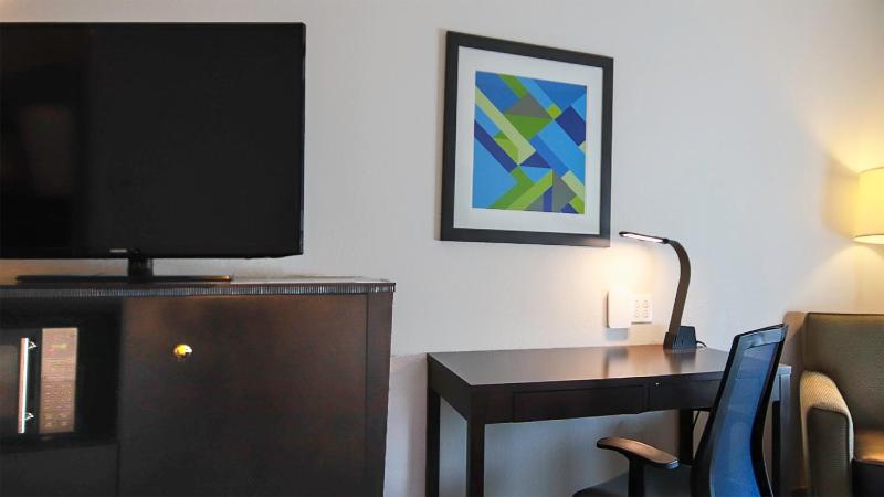 Standard King Room image 4