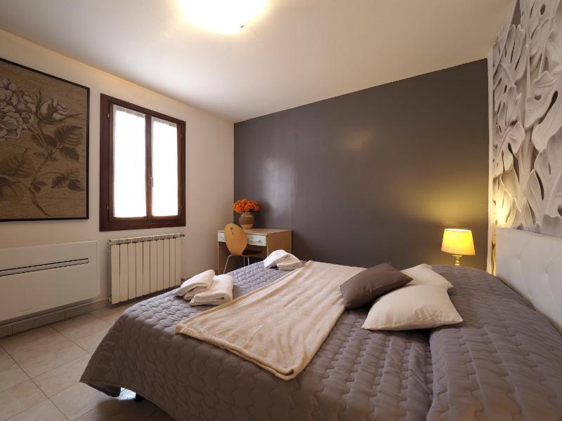One-Bedroom Apartment image 4
