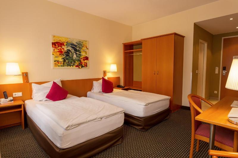 Standard Twin Room image 2