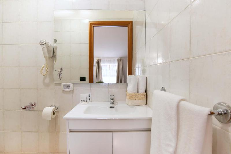 Twin Room image 2