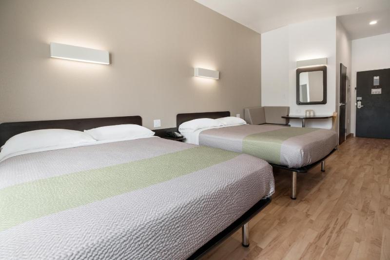Queen Room with Two Queen Beds - Disability Access - Non-Smoking image 3