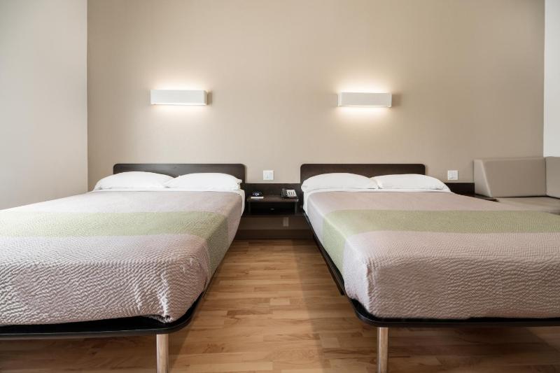 Queen Room with Two Queen Beds - Disability Access - Non-Smoking image 2
