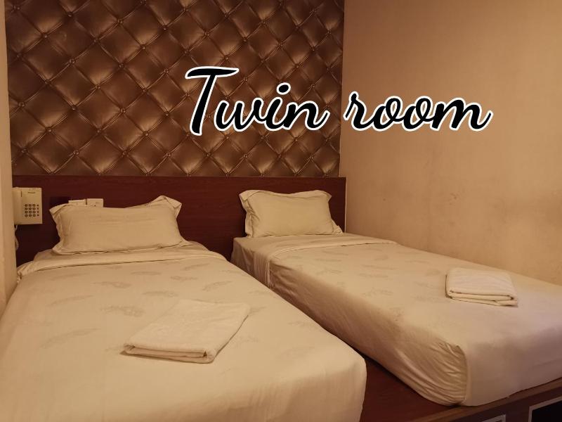Standard Twin Room image 1