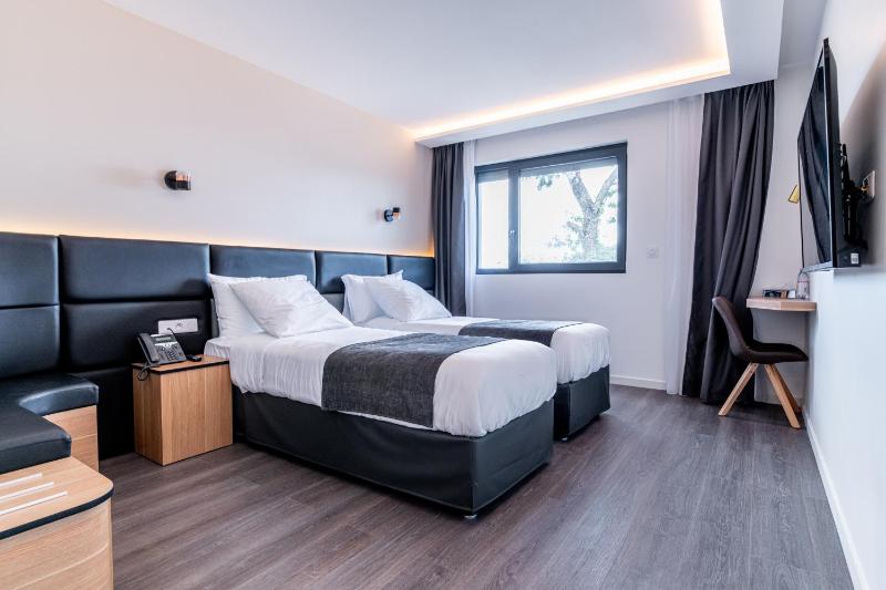 Double or Twin Room image 3