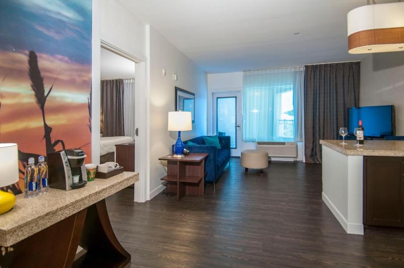 One-Bedroom King Suite with Living Area image 2