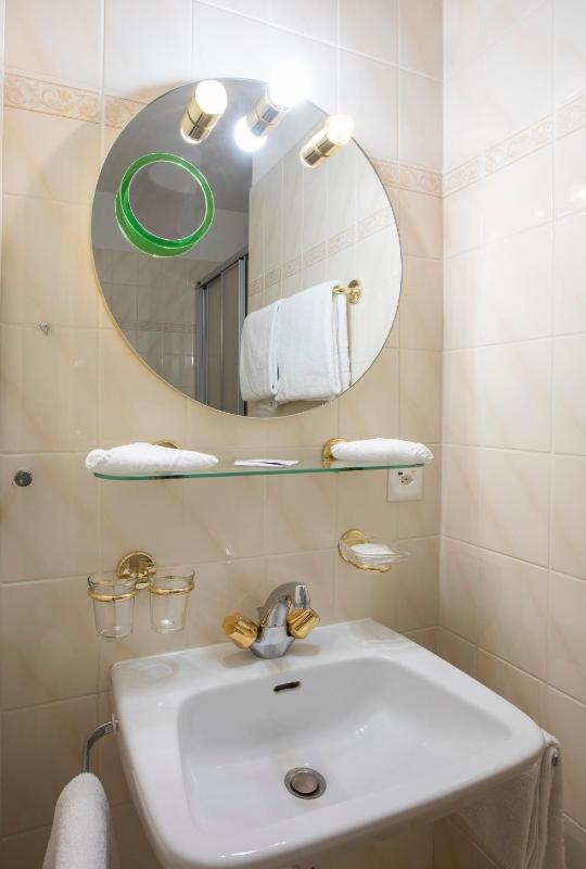 Twin Room image 4