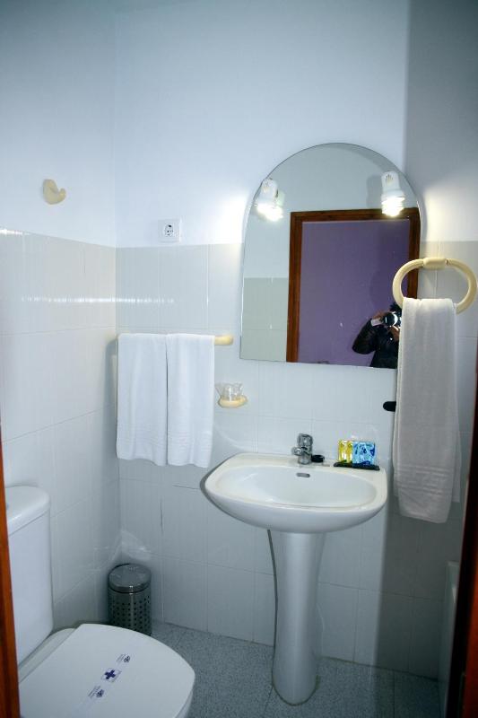 Twin Room image 4
