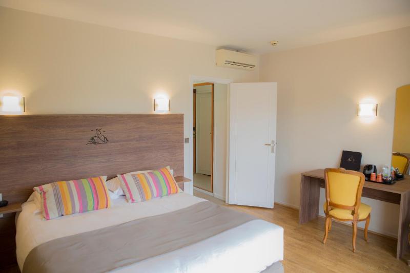 Double Room with Garden View image 3