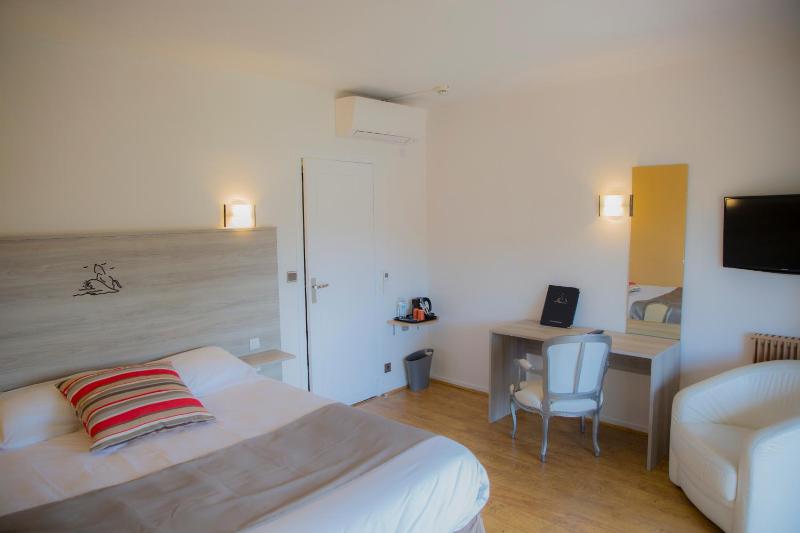 Double Room with Garden View image 4