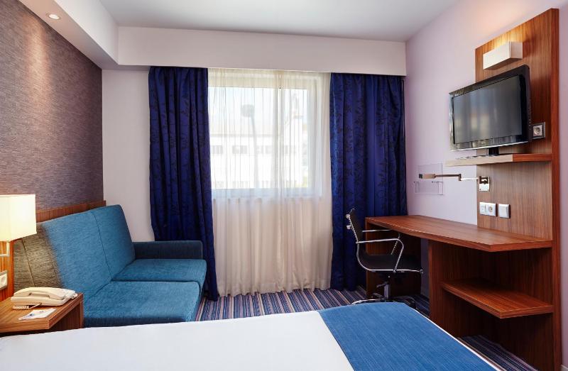 Standard Double Room with Sofa Bed image 4