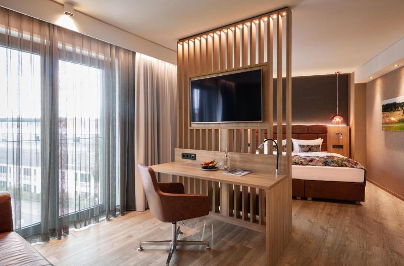 Premium King Room with Balcony image 3