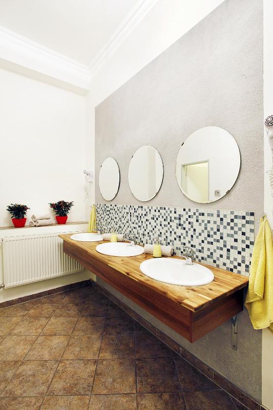 Quadruple Room with Shared Bathroom image 3