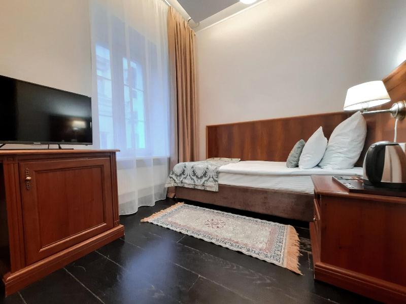 Small Single Room image 3