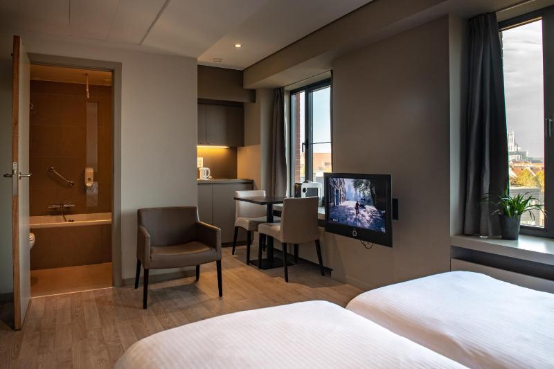 Twin Room image 2