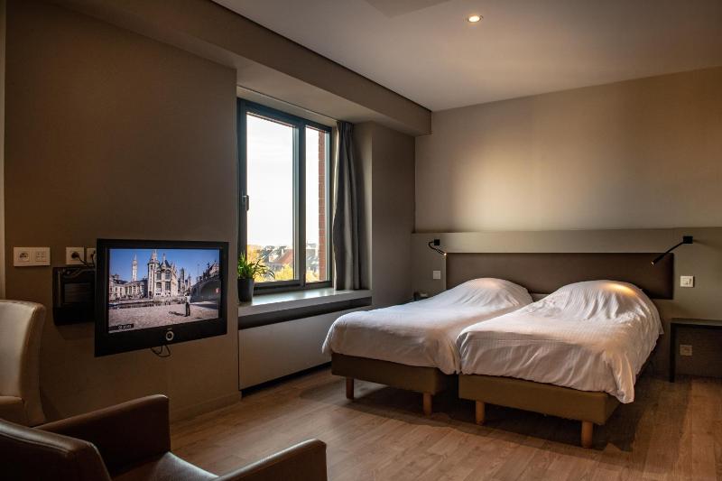 Twin Room image 4