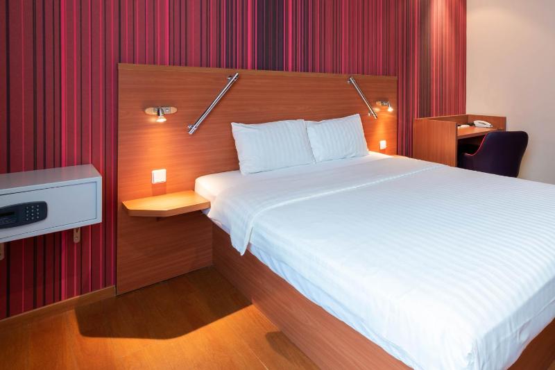 Queen Room - Disability Access image 3