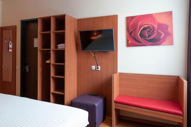 Queen Room - Disability Access image 4