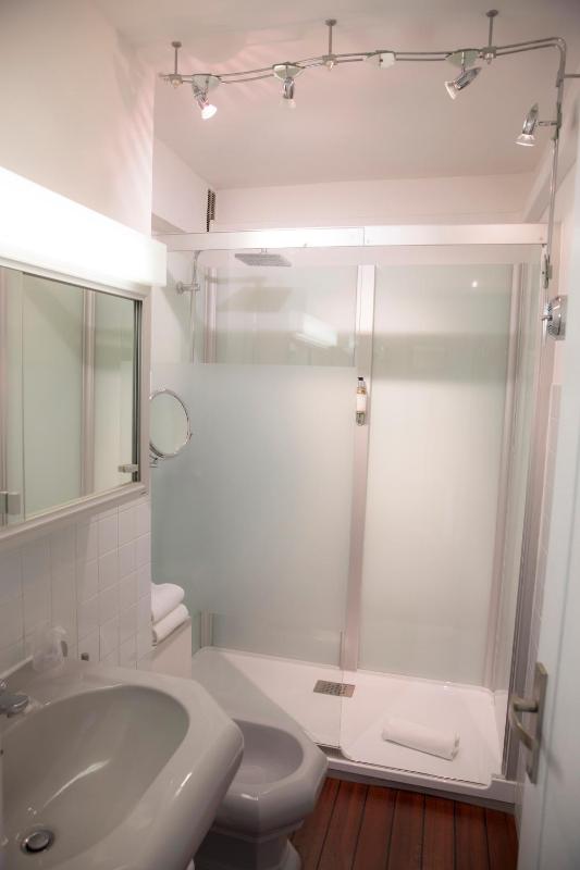 Twin Room with Garden View image 4