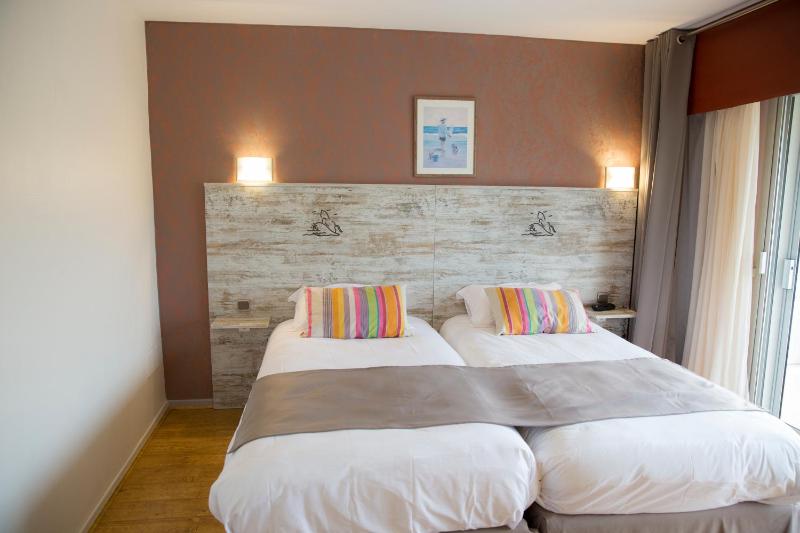 Twin Room with Garden View image 3