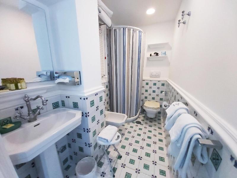 Double Room with Balcony and Sea View image 3