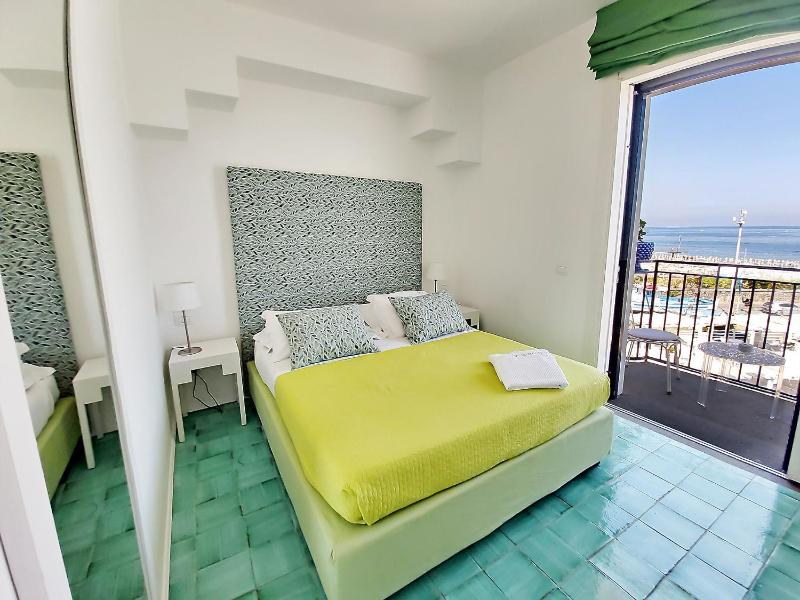 Double Room with Balcony and Sea View image 1