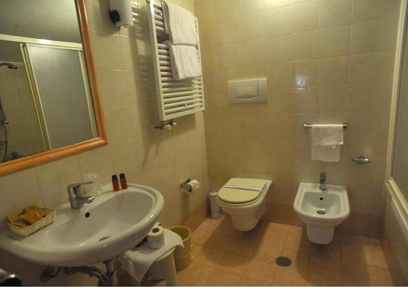 Economy Double Room image 2