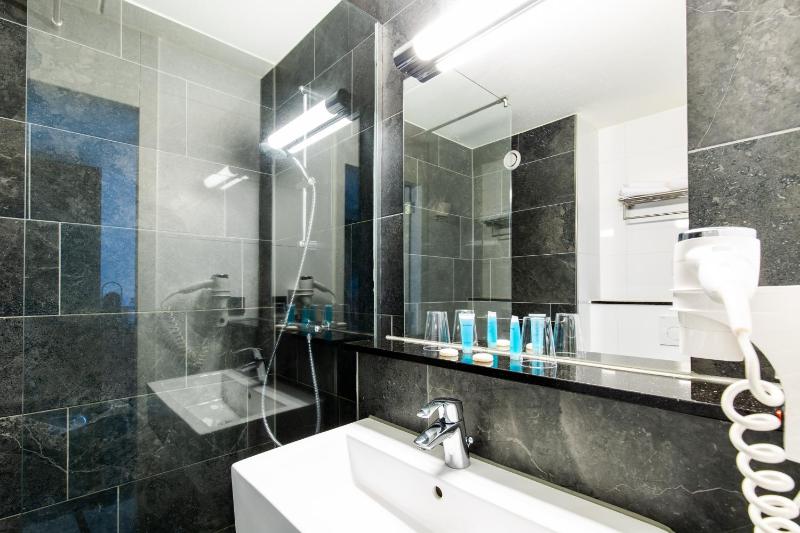 Deluxe Twin Room image 1