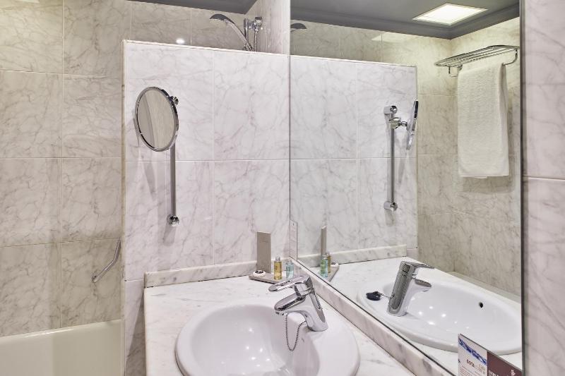 Twin Room image 4