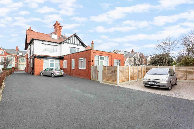 Apartment with Shower image 3