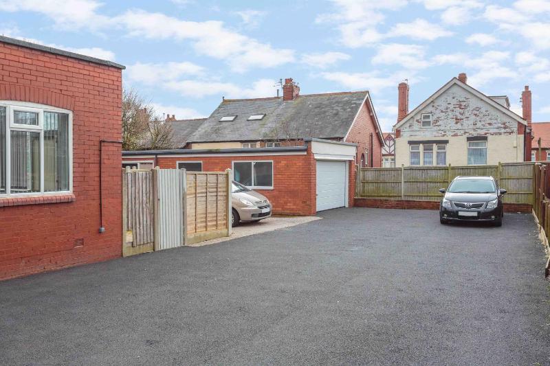 Apartment with Shower image 2