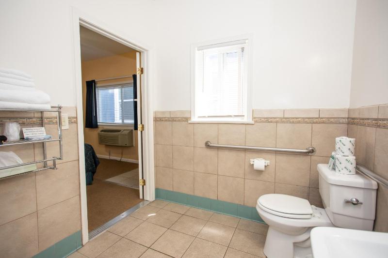 ADA Queen Room image 4