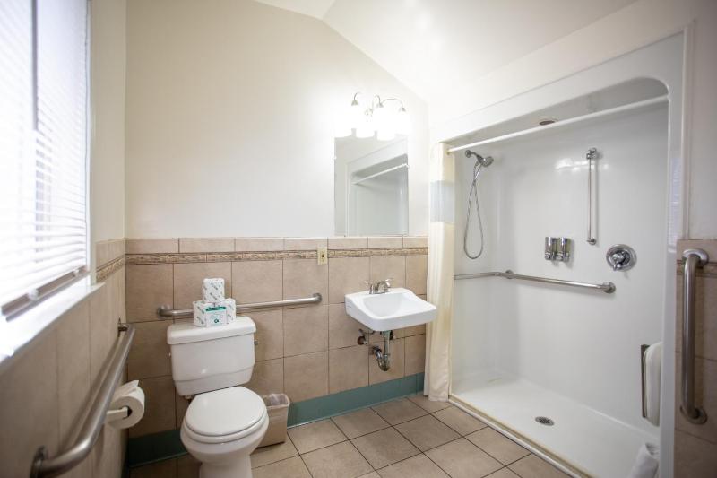 ADA Queen Room image 3
