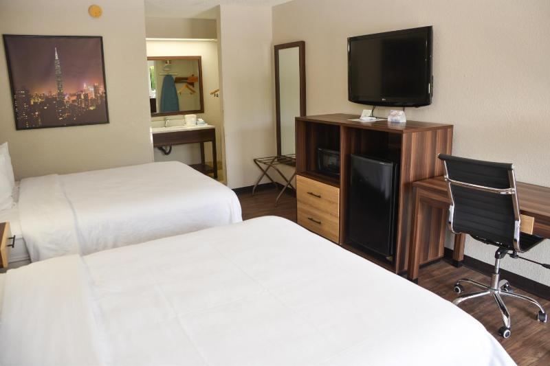 Queen Room with Two Queen Beds - Non-Smoking image 3