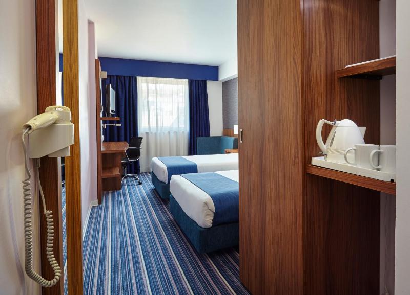 Standard Twin Room image 3