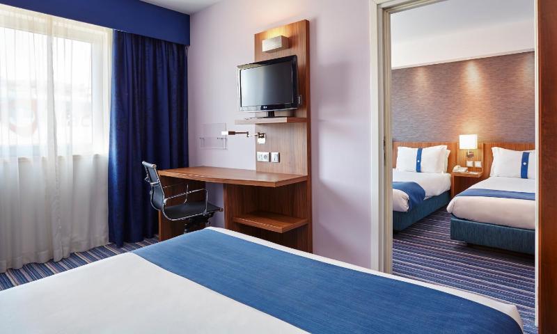Standard Twin Room image 4
