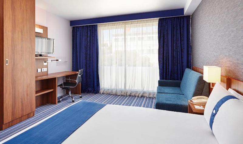 Standard Double Room with Sofa Bed image 2