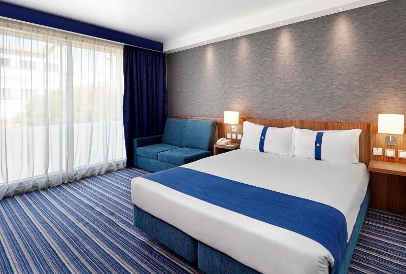 Standard Double Room with Sofa Bed image 3