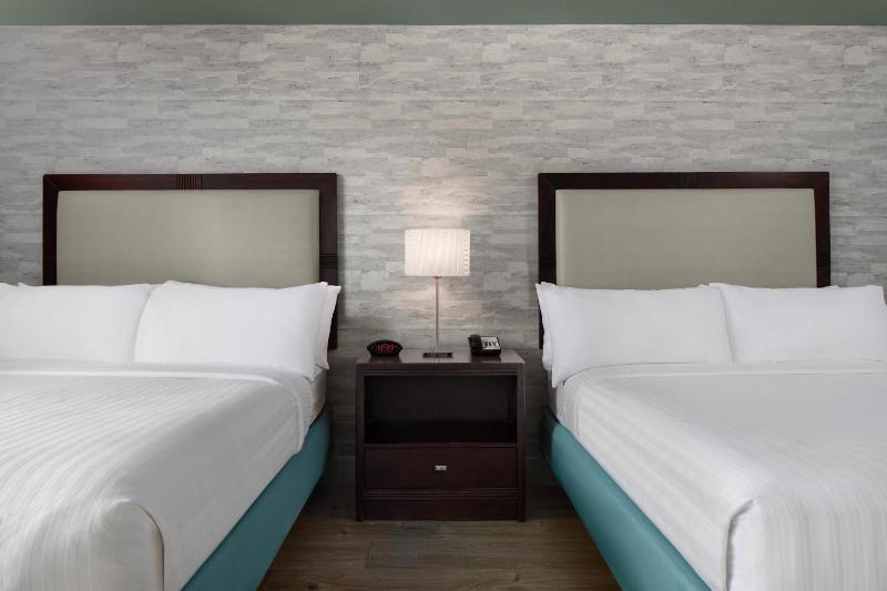 Double Room with Balcony image 3