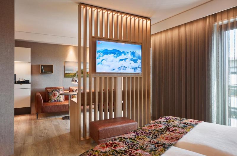 Premium King Room with Balcony image 4