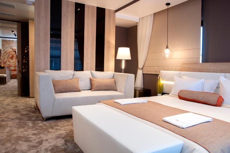 Large Double Room image 3