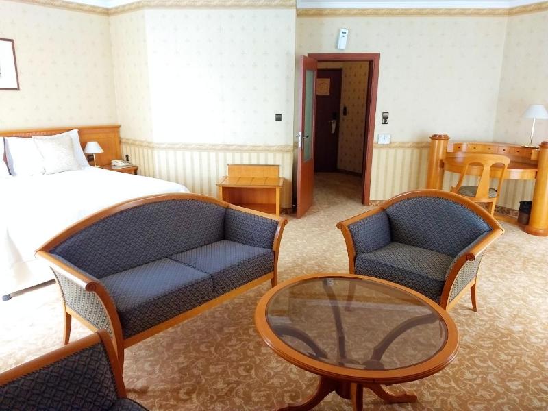 One-Bedroom Suite - with Work Friendly facilities and Free Parking image 2