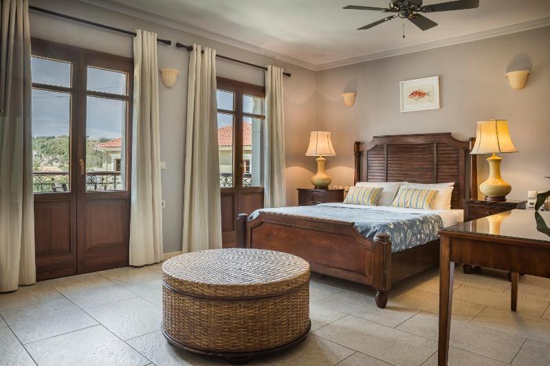 Junior Suite with Partial Harbour View - 101 image 1