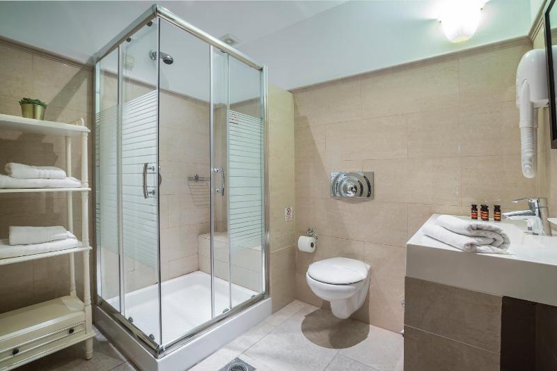Junior Suite with Partial Harbour View - 101 image 4