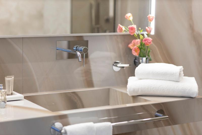 Deluxe Triple Room image 3